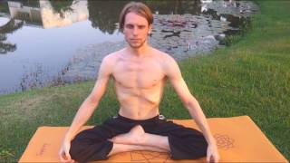 Eric Dubay auch immer wieder gerne am Yoga praktizieren